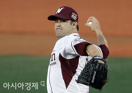 [포토] 역투하는 넥센 나이트