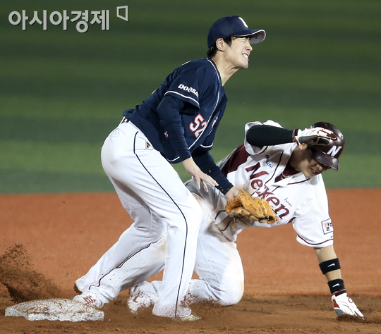 [포토] 김재호 '도루는 허용할 수 없어'