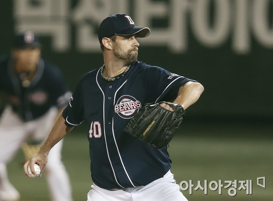 [포토] 역투하는 니퍼트 '첫 단추를 잘 끼워야'