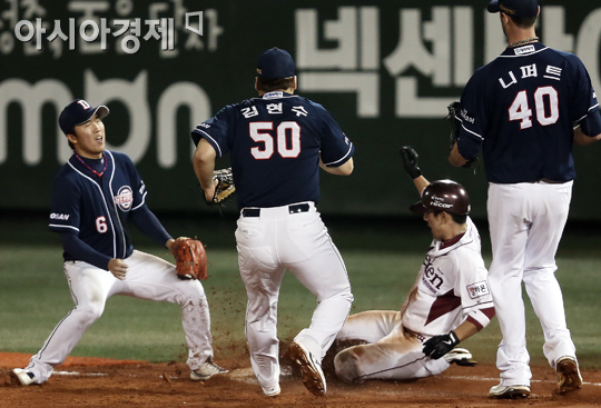 [포토] 서건창 '발로 만든 안타!'