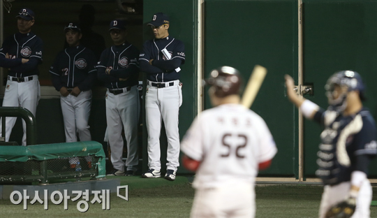 [포토] 두산 벤치 '중요한 순간에 박병호는 걸러야'