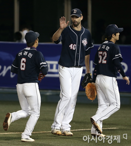 [포토] 니퍼트 '우리 수비 좋았어'