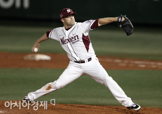 [포토] 역투하는 넥센 나이트