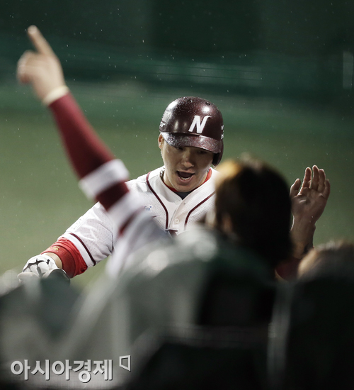 [포토] 홈인하는 박병호 '1차전 가져가자!'