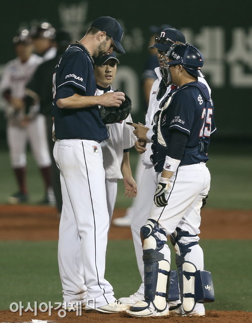 [포토] 니퍼트 '점수 허용 아쉬워'