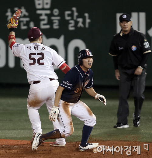 [포토] 박병호 '공이 먼저 왔어요!'