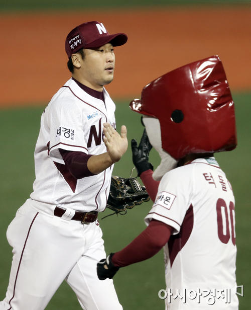 [포토] 이택근 '주장이 이 정도는 해야지'