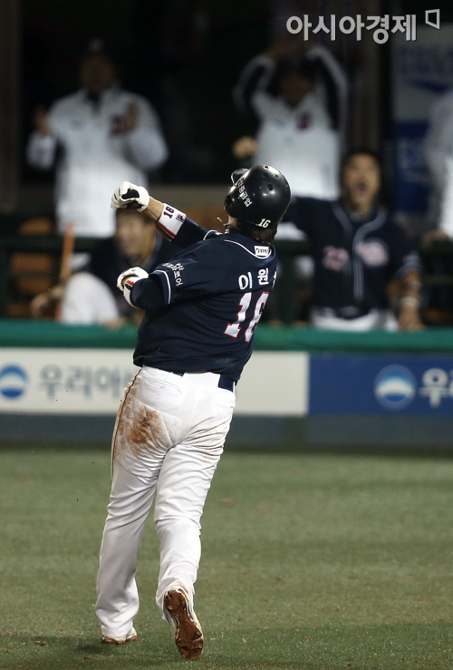 [포토] 동점 홈인 이원석 '야구는 9회부터!'
