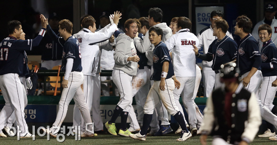 [포토] 동점에 환호하는 두산