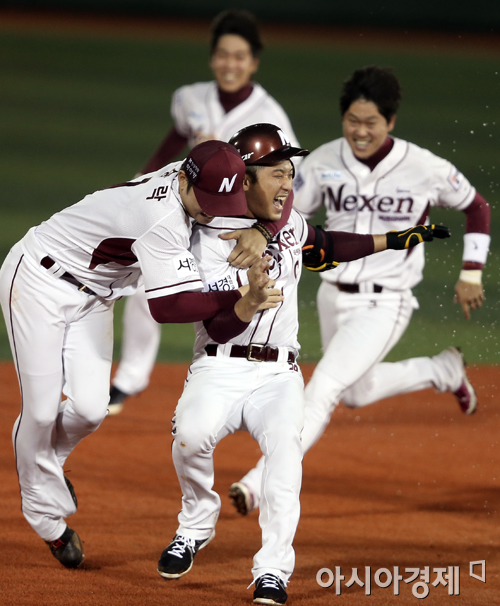 [포토] 이택근 '짜릿한 9회말 끝내기'