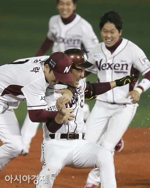 [포토] 손승락 '이택근 히어로!'