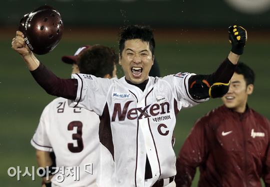 [포토] 포효하는 이택근 '1차전 잡았어'