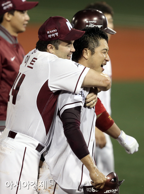 [포토] 1차전 승리 기쁨 나누는 나이트-이택근