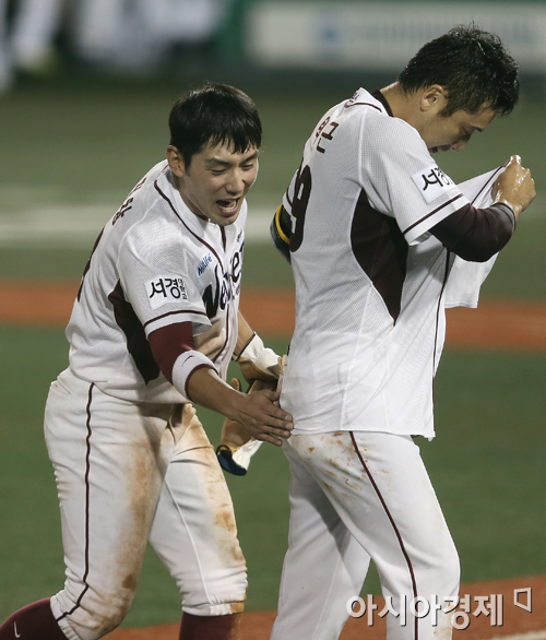 [포토] 서건창 '이택근 엉덩이를 찰싹'