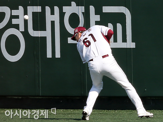 [포토] 유한준 '햇빛 때문에' 