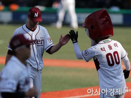 [포토] 밴 헤켄 '2회는 3자범퇴로 깔끔하게'