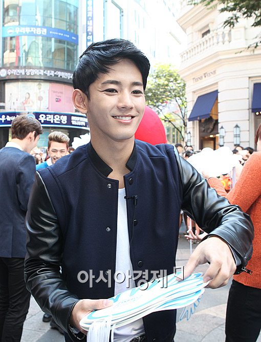 [포토]마이네임 세용, 소녀팬 흔드는 꽃미소~(스타24시)