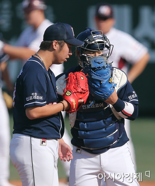 [포토] 유희관-최재훈 '넥센은 하위타선도 조심해야 해'