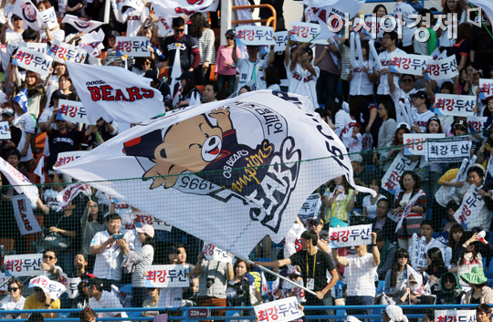 [포토] 응원 펼치는 두산 응원단 '가을야구 단골손님'