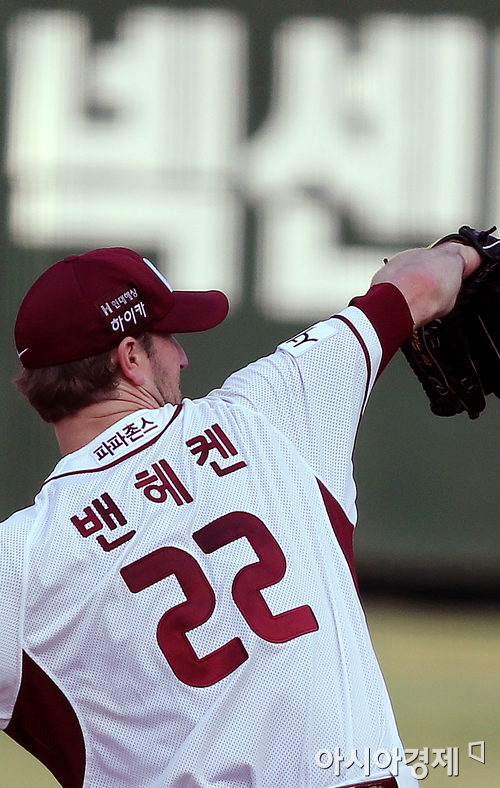 [포토] 밴 헤켄 '오늘 긁히는 날'