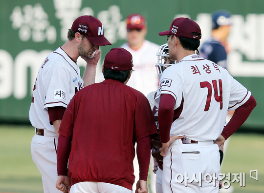 [포토] 밴 헤켄 '타선이 안터지네'