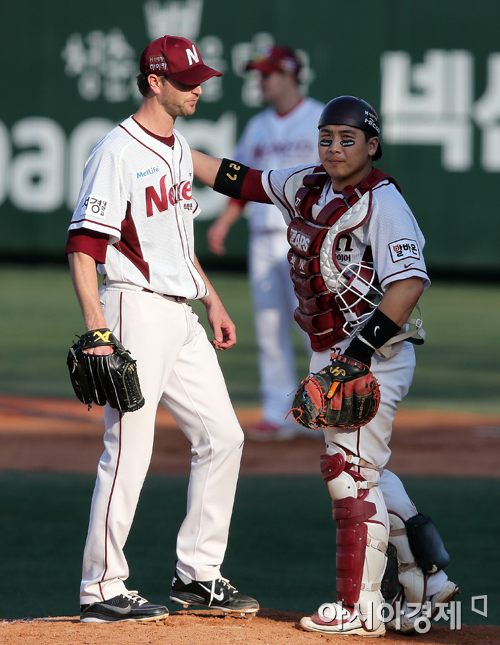 [포토] 마운드에서 내려오는 밴 헤켄