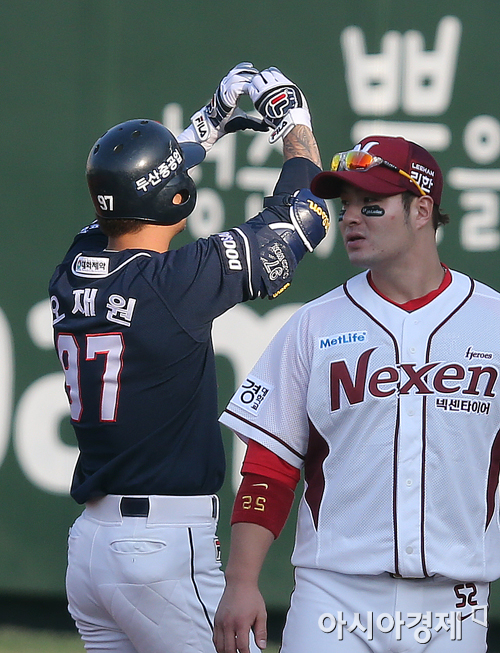 [포토] 오재원 '안타 치고 하트 뿅뿅'