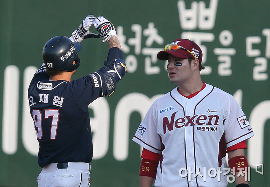 [포토] 오재원 '사랑의 하트를 받아주세요'