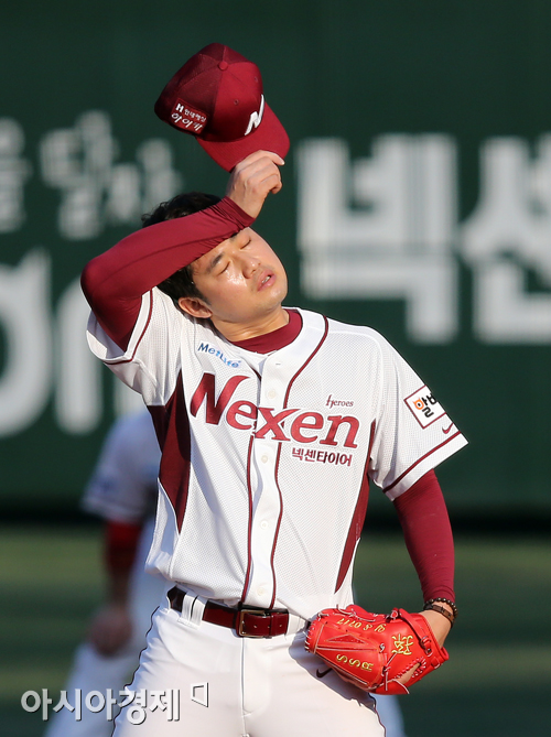 [포토] 땀 닦는 손승락