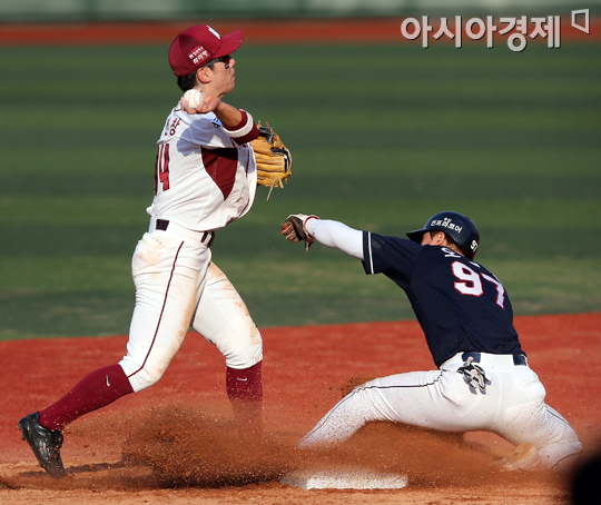 [포토] 서건창 '1루에서도 잡아야 하는데'