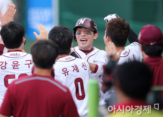 [포토] 서건창 '오늘도 드라마 만들어보자'