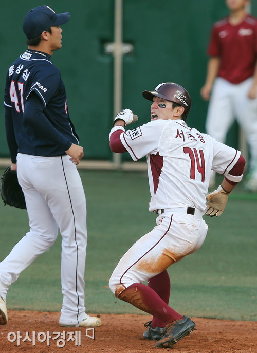 [포토] 서건창 '폭투로 만들어낸 동점!'