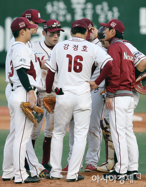 [포토] 염경엽 감독 '끝날 때까지 끝난게 아냐'