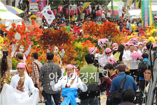 [포토]화려한 "추억 & 힐링" 충장축제 