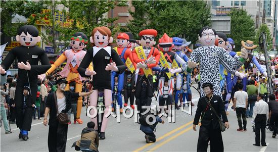 [포토]대형 마네킹 충장축제 거리행진 