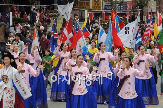 [포토]화사한 한복입고  거리행진하는 여인들