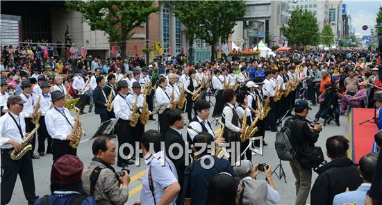 [포토]추억의 섹스폰 울려퍼지는 충장축제