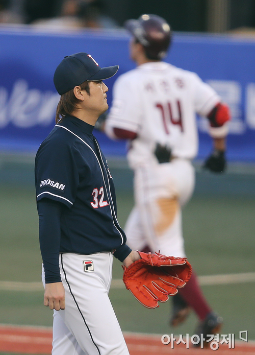 [포토] 김선우 '뼈 아픈 동점 밀어내기'
