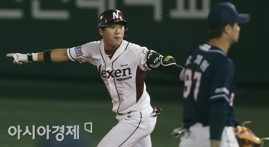 [포토] 끝내기 안타 김지수 '오버는 나처럼'