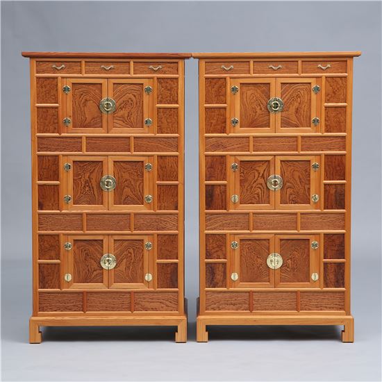 '나비 노니는' 삼층장·우윳빛 대형 '달항아리'..공예대전서 최고상 