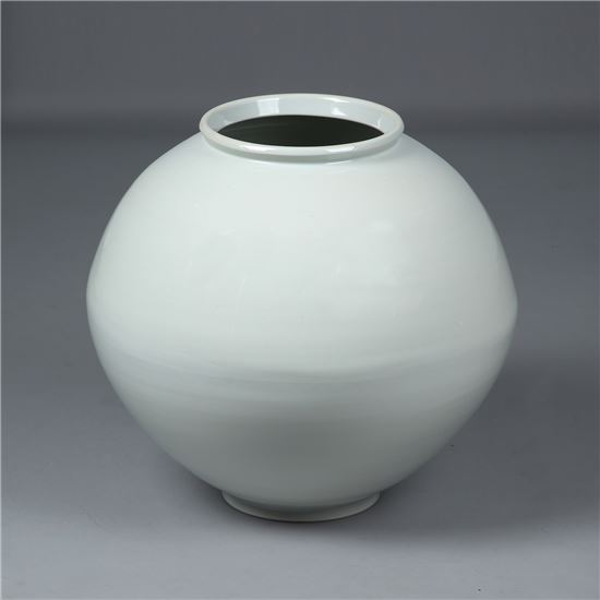 '나비 노니는' 삼층장·우윳빛 대형 '달항아리'..공예대전서 최고상 