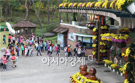 함평자연생태공원에서  "시와 국화에 흠뻑 빠진 아이들"