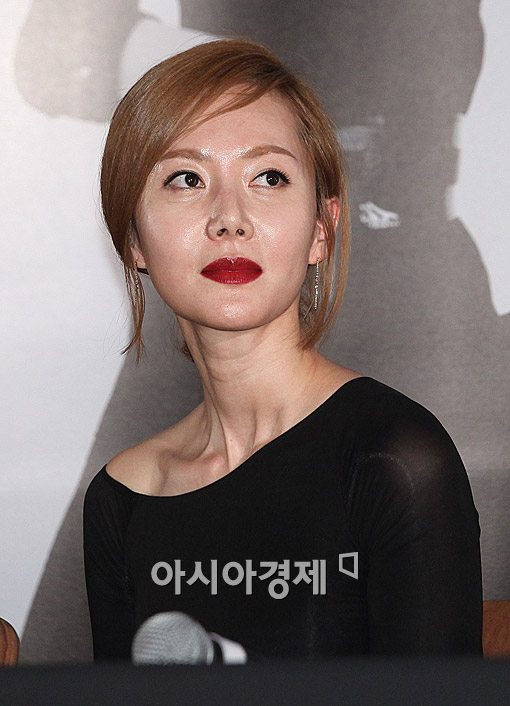 [포토]염정아, 시선잡는 '강렬한 립스틱'