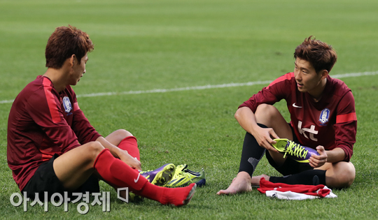 [포토] 손흥민 '일록아 네 축구화 좋아보인다~'