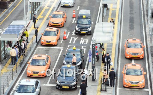 정부가 택시감차에 대해 정부·지자체 예산 1300만원과 유가보조금 등으로 실비 보상키로 했다. 사진은 서울시 택시 모습이다.