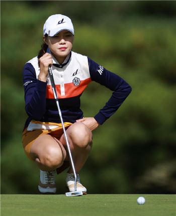  서희경이 하이트진로챔피언십 둘째날 13번홀에서 퍼팅라인을 살피고 있다. 사진=KLPGA 제공.