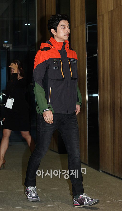 [포토]공유, 아웃도어 입고 모델 워킹