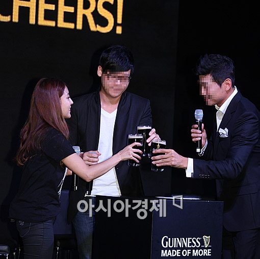 [포토]보아, 무대 위에서 맥주잔 들고 건배~