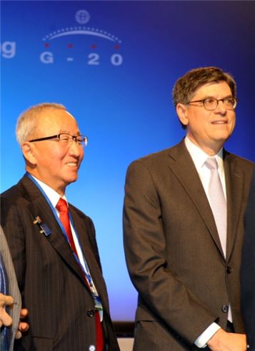 ▲11일(현지시간) 미국 워싱턴에서 열린 G20 재무장관회의에 참석한 현 부총리(왼쪽)과 제이콥 류 미 재무장관.