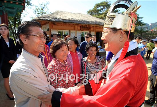 [포토]관광객과 인사하는 박준영 전남도지사